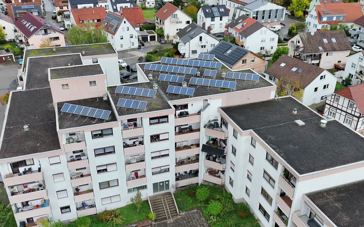 Luftaufnahme einer Wohnanlage mit mehreren verbundenen Gebäuden